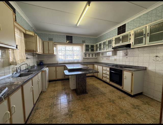 5 BEDROOM FREEHOLD FOR SALE IN HOWICK WEST